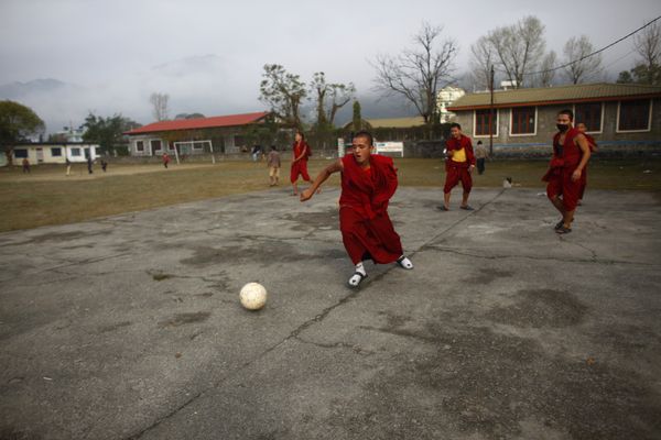 Tibetan monks play football inside a Tibetan Monastery in Pokhara, 200 kilometers (125 miles) from Katmandu, Nepal. (File) - Sputnik International