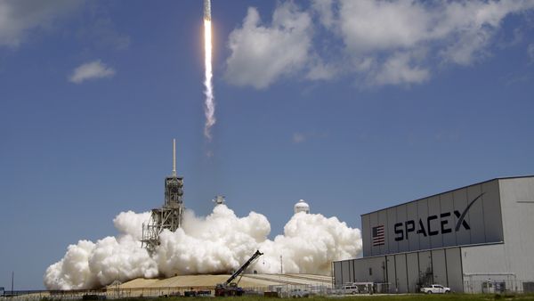 A Falcon 9 SpaceX rocket launches from pad 39A at the Kennedy Space Center in Cape Canaveral, Fla., Monday, Aug. 14, 2017. - Sputnik International
