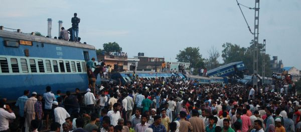 Local residents gather next to train carriages after an express train derailed near the town of Khatauli in the Indian state of Uttar Pradesh Local residents gather next to train carriages after an express train derailed near the town of Khatauli in the Indian state of Uttar Pradesh - Sputnik International