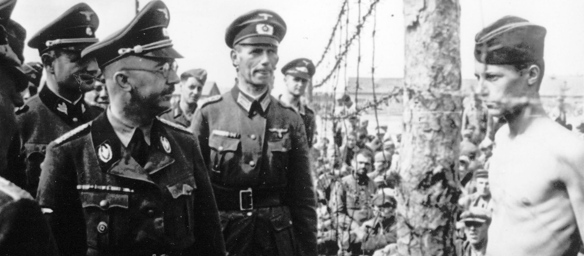 This undated photograph shows the Head of the Nazi German SS and Gestapo, Heinrich Himmler, as he inspects a German prisoner of war camp at an unknown location in the Soviet Union. - Sputnik International, 1920, 28.04.2021