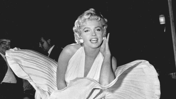 Marilyn Monroe poses over the updraft of New York subway grating while in character for the filming of The Seven Year Itch in Manhattan on 15 September 1954 - Sputnik International