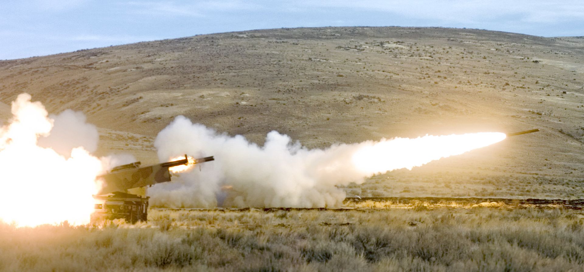 Members of the 17th Fires Brigade from Ft. Lewis fire two High Mobility Artillery Rocket System (HIMARS) rockets simultaneously in a training exercise at Yakima Training Center Nov. 1, 2007 in Yakima, Wash. Members of the 17th Fires Brigade from Ft. Lewis fire two High Mobility Artillery Rocket System (HIMARS) rockets simultaneously in a training exercise at Yakima Training Center Nov. 1, 2007 in Yakima, Wash. - Sputnik International, 1920, 02.06.2022