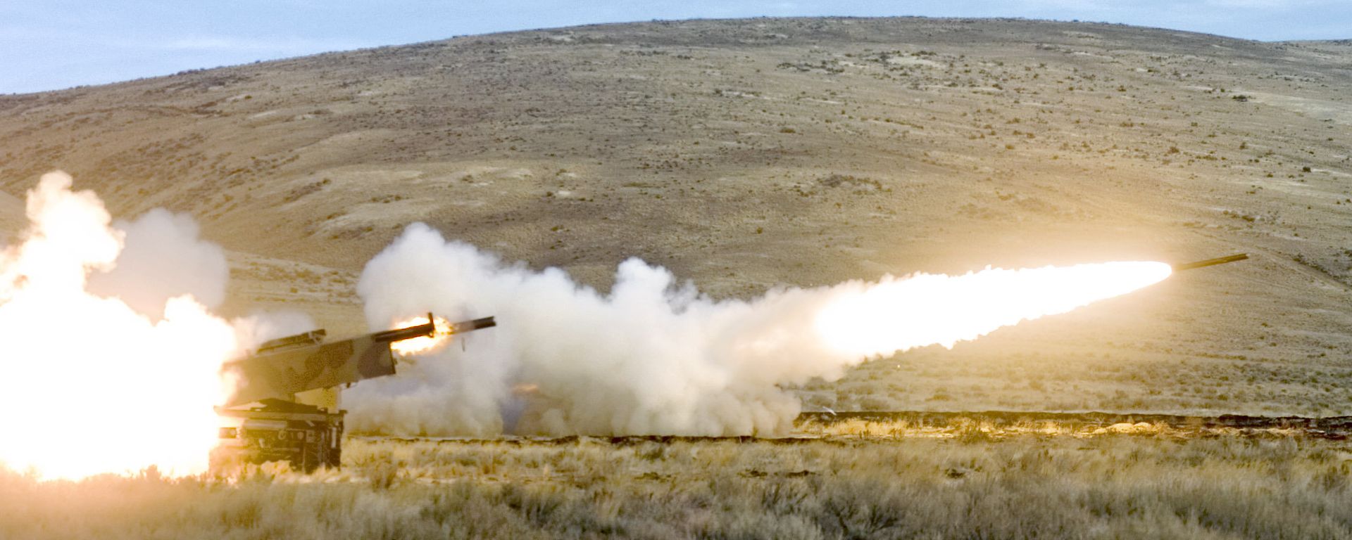 Members of the 17th Fires Brigade from Ft. Lewis fire two High Mobility Artillery Rocket System (HIMARS) rockets simultaneously in a training exercise at Yakima Training Center Nov. 1, 2007 in Yakima, Wash. Members of the 17th Fires Brigade from Ft. Lewis fire two High Mobility Artillery Rocket System (HIMARS) rockets simultaneously in a training exercise at Yakima Training Center Nov. 1, 2007 in Yakima, Wash. - Sputnik International, 1920, 12.08.2022