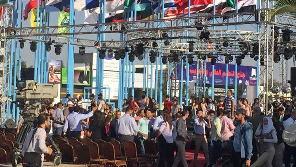 People attend Syria’s first international trade fair since war broke out in 2011, a few kilometers away from the rebel-held eastern suburbs of Damascus, Syria, Thursday, Aug. 17, 2017. - Sputnik International