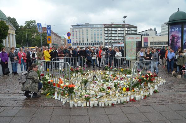 Mourners bring memorial candles and flowers at the Market Square in Turku, Finland August 19, 2017.  - Sputnik International