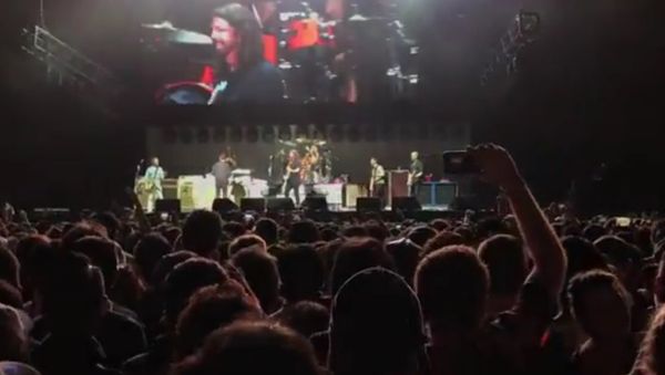 Foo Fighters & Rick Astley - Never gonna give you up - Summer Sonic Tokyo 20th August 2017 - Sputnik International