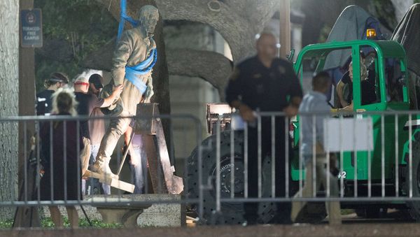 Workers remove Confederate General Robert E. Lee statue from the south mall of the University of Texas in Austin, Texas, U.S - Sputnik International