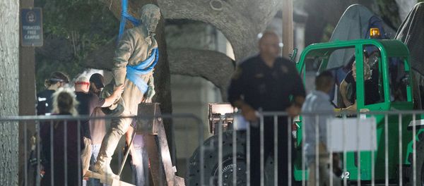 Workers remove Confederate General Robert E. Lee statue from the south mall of the University of Texas in Austin, Texas, U.S - Sputnik International
