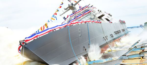 The U.S.Navy littoral combat ship USS Little Rock (LCS-9) is launched into the Menominee River in Marinette, Wisconsin (USA), on 18 July 2015 - Sputnik International