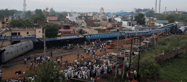 Rescue workers and onlookers stand next to derailed coaches of a passenger train at the site of an accident in Khatauli, in the northern state of Uttar Pradesh, India August 20, 2017 Rescue workers and onlookers stand next to derailed coaches of a passenger train at the site of an accident in Khatauli, in the northern state of Uttar Pradesh, India August 20, 2017 - Sputnik International