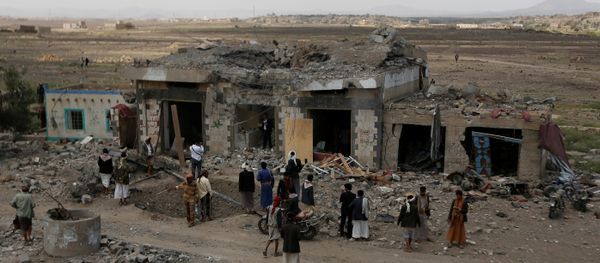 People gather at the site of Saudi-led air strikes in Arhab area, around 20 kilometres (13 miles) north of Sanaa, Yemen August 23, 2017 - Sputnik International