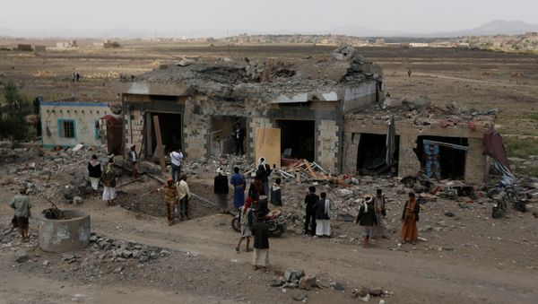 People gather at the site of Saudi-led air strikes in Arhab area, around 20 kilometres (13 miles) north of Sanaa, Yemen August 23, 2017 - Sputnik International