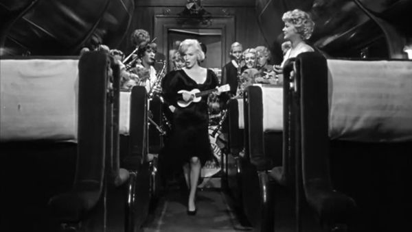 Marilyn Monroe and Tony Curtis in a promotional image for Some Like it Hot (1959) - Sputnik International