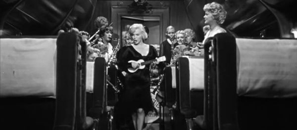 Marilyn Monroe and Tony Curtis in a promotional image for Some Like it Hot (1959) - Sputnik International