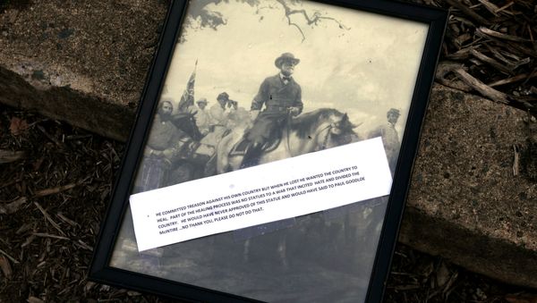 A framed picture of Confederate General Robert E. Lee, with an inscription, is placed by someone in the park formerly dedicated to him and the site of recent violent demonstrations in Charlottesville, Virginia, U.S. August 18, 2017 A framed picture of Confederate General Robert E. Lee, with an inscription, is placed by someone in the park formerly dedicated to him and the site of recent violent demonstrations in Charlottesville, Virginia, U.S. August 18, 2017 - Sputnik International