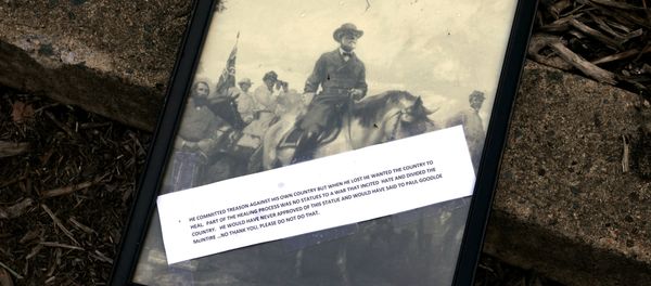 A framed picture of Confederate General Robert E. Lee, with an inscription, is placed by someone in the park formerly dedicated to him and the site of recent violent demonstrations in Charlottesville, Virginia, U.S. August 18, 2017 - Sputnik International