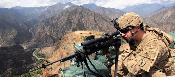 U.S. Army Lieutenant Edward Bachar looks trough his sniper scope at Observation Post Mace in eastern Afghanistan Kunar province, near the border with Pakistan (File) U.S. Army Lieutenant Edward Bachar looks trough his sniper scope at Observation Post Mace in eastern Afghanistan Kunar province, near the border with Pakistan (File) - Sputnik International