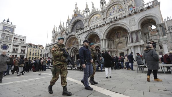 Italian soldiers and policemen patrol St. Mark's Square during the carnival celebrations in Venice, Italy, Saturday, Feb. 11, 2017 - Sputnik International