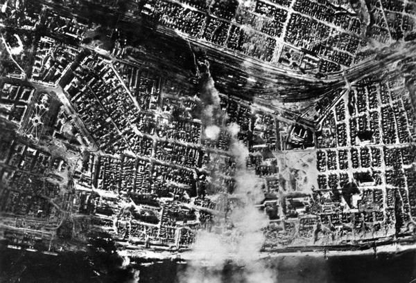 Smoke over the city center after aerial bombing by the German Luftwaffe on the central station - Sputnik International