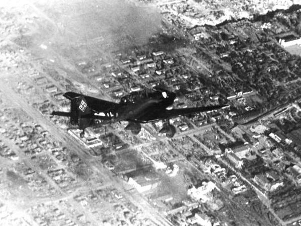 Junkers Ju 87 Stuka dive bomber over the neighborhood west of the Red October factory; some of the administration buildings are at lower right; Bayonet Gully is at top right. - Sputnik International
