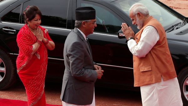 India’s Prime Minister Narendra Modi (R) greets Arzu Rana Deuba (L) wife of Nepalese Prime Minister Sher Bahadur Deuba during Deuba’s ceremonial reception at the forecourt of India's Rashtrapati Bhavan presidential palace in New Delhi, India, August 24, 2017 - Sputnik International
