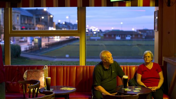 In this Wednesday, July 6, 2016 photo, a couple sit inside a pub at Great Yarmouth, East of England. - Sputnik International