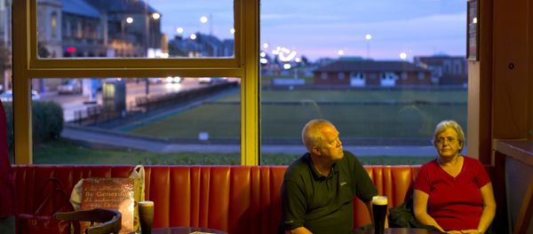 In this Wednesday, July 6, 2016 photo, a couple sit inside a pub at Great Yarmouth, East of England. - Sputnik International