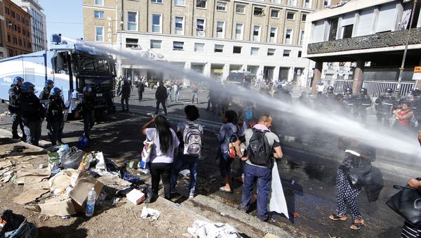 Italian Police use a water cannon as they clash with refugee squatters who had occupied a small square in central Rome, Italy August 24, 2017 Italian Police use a water cannon as they clash with refugee squatters who had occupied a small square in central Rome, Italy August 24, 2017 - Sputnik International