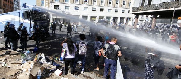 Italian Police use a water cannon as they clash with refugee squatters who had occupied a small square in central Rome, Italy August 24, 2017 Italian Police use a water cannon as they clash with refugee squatters who had occupied a small square in central Rome, Italy August 24, 2017 - Sputnik International