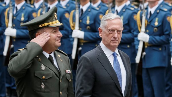 U.S. Secretary of Defense James Mattis and Ukraine's Defence Minister Stepan Poltorak walk past honour guards during a welcoming ceremony in Kiev, Ukraine August 24, 2017 - Sputnik International