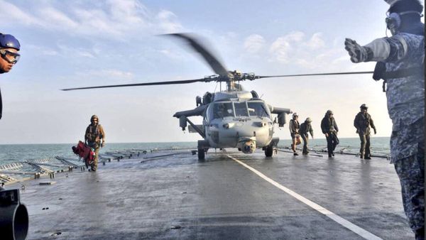 In this photo released by the Royal Malaysian Navy, a U.S. Navy helicopter lands to receive an unidentified body recovered by the Royal Malaysian Navy off the Johor coast of Malaysia, Wednesday, Aug. 23, 2017 In this photo released by the Royal Malaysian Navy, a U.S. Navy helicopter lands to receive an unidentified body recovered by the Royal Malaysian Navy off the Johor coast of Malaysia, Wednesday, Aug. 23, 2017 - Sputnik International