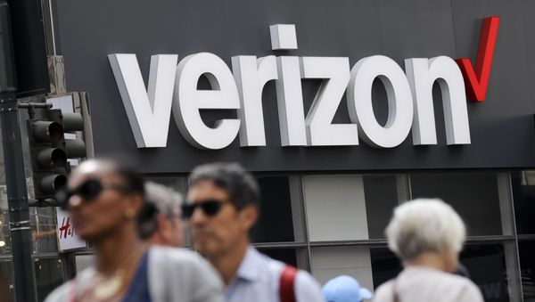 In this Tuesday, May 2, 2017 photo, people walk past a Verizon store in Manhattan's midtown area, in New York - Sputnik International
