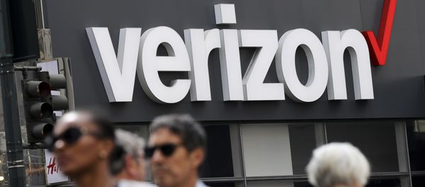 In this Tuesday, May 2, 2017 photo, people walk past a Verizon store in Manhattan's midtown area, in New York In this Tuesday, May 2, 2017 photo, people walk past a Verizon store in Manhattan's midtown area, in New York - Sputnik International