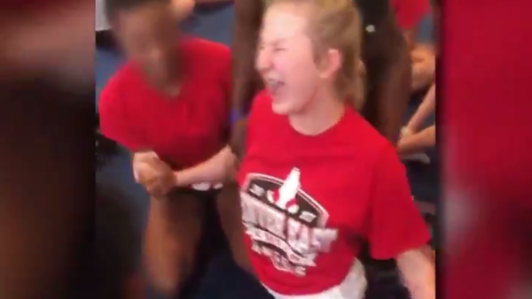 School Officials Suspended After Video Shows Coach Forcing Girl to Do Splits - Sputnik International