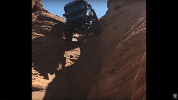 Jeep Drives Down Vertical Chute - Sputnik International