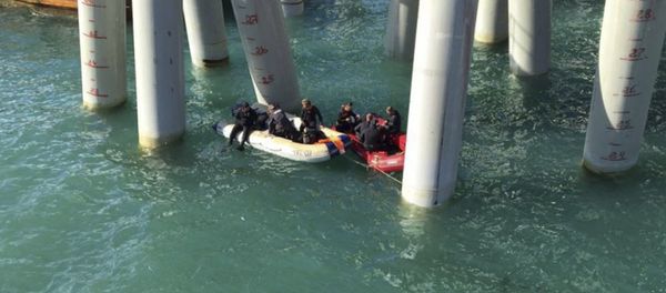 Rescuers work near a pier after a bus carrying a group of workers plunged into the Black Sea outside the settlement of Volna in the Krasnodar region, Russia August 25, 2017 Rescuers work near a pier after a bus carrying a group of workers plunged into the Black Sea outside the settlement of Volna in the Krasnodar region, Russia August 25, 2017 - Sputnik International