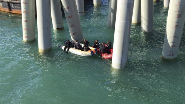 Rescuers work near a pier after a bus carrying a group of workers plunged into the Black Sea outside the settlement of Volna in the Krasnodar region, Russia August 25, 2017 Rescuers work near a pier after a bus carrying a group of workers plunged into the Black Sea outside the settlement of Volna in the Krasnodar region, Russia August 25, 2017 - Sputnik International