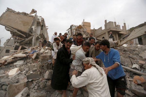 People carry the body of a woman they recovered from under the rubble of a house destroyed by a Saudi-led air strike in Sanaa, Yemen August 25, 2017 People carry the body of a woman they recovered from under the rubble of a house destroyed by a Saudi-led air strike in Sanaa, Yemen August 25, 2017 - Sputnik International