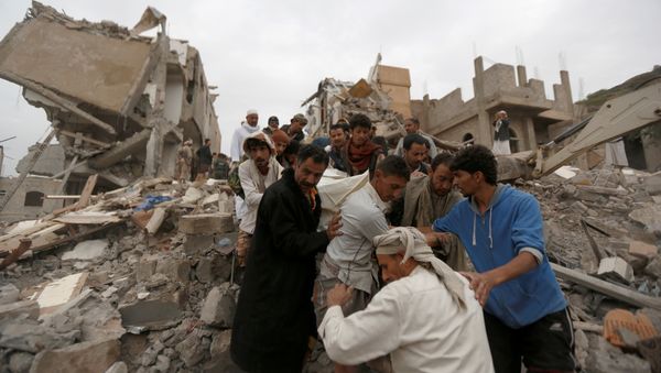 People carry the body of a woman they recovered from under the rubble of a house destroyed by a Saudi-led air strike in Sanaa, Yemen August 25, 2017 - Sputnik International