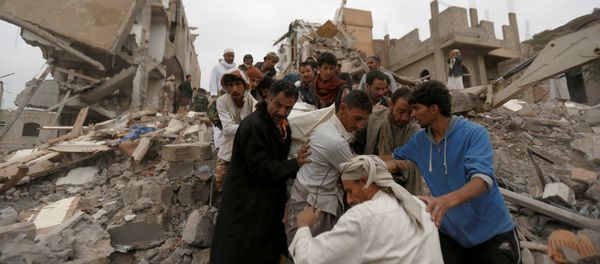 People carry the body of a woman they recovered from under the rubble of a house destroyed by a Saudi-led air strike in Sanaa, Yemen August 25, 2017 - Sputnik International