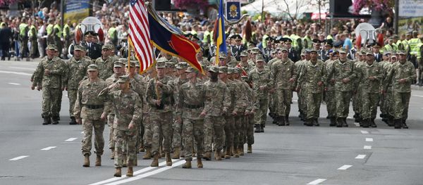 US servicemen (front) march during a military parade marking Ukraine's Independence Day in Kiev, Ukraine August 24, 2017 - Sputnik International