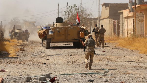 Iraqi army with Shi'ite Popular Mobilization Forces (PMF) gather during fighting with Islamic State militants on the outskirts of Tal Afar, Iraq, August 24, 2017 - Sputnik International