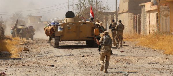 Iraqi army with Shi'ite Popular Mobilization Forces (PMF) gather during fighting with Islamic State militants on the outskirts of Tal Afar, Iraq, August 24, 2017 - Sputnik International