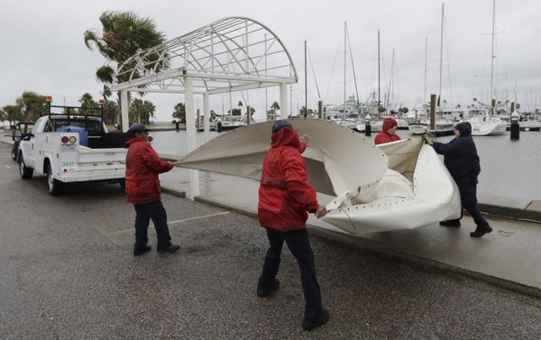 City workers pull down a canvas covering as the outer bands of Hurricane Harvey move closer, Friday, Aug. 25, 2017, in Corpus Christi, Texas City workers pull down a canvas covering as the outer bands of Hurricane Harvey move closer, Friday, Aug. 25, 2017, in Corpus Christi, Texas - Sputnik International