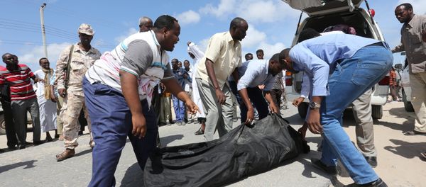 Relatives carry the body of a farmer killed in an attack by Somali forces and supported by U.S. troops in lower Shebelle Region, Somalia, August 25, 2017 - Sputnik International