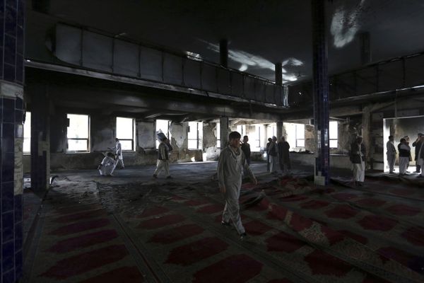 Afghan men are seen inside a Shiite mosque where gunmen attacked during Friday prayers, in Kabul, Afghanistan, Saturday, Aug. 26, 2017 Afghan men are seen inside a Shiite mosque where gunmen attacked during Friday prayers, in Kabul, Afghanistan, Saturday, Aug. 26, 2017 - Sputnik International