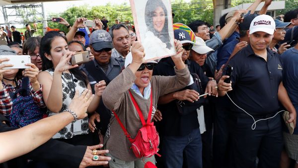 Supporters of ousted former Thai prime minister Yingluck Shinawatra wait for her at the Supreme Court in Bangkok, Thailand, August 25, 2017 - Sputnik International