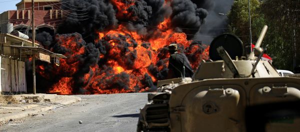 Smoke rises during clashes between joint troop of Iraqi army and Shi'ite Popular Mobilization Forces (PMF) against the Islamic State militants in Tal Afar, Iraq August 26, 2017 - Sputnik International