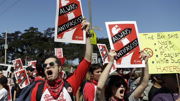 Protesters march outside of Alamo Square Park in San Francisco, Saturday, Aug. 26, 2017. San Francisco officials took further steps Saturday to prevent violence ahead of a planned news conference by a right-wing group. Officials - Sputnik International