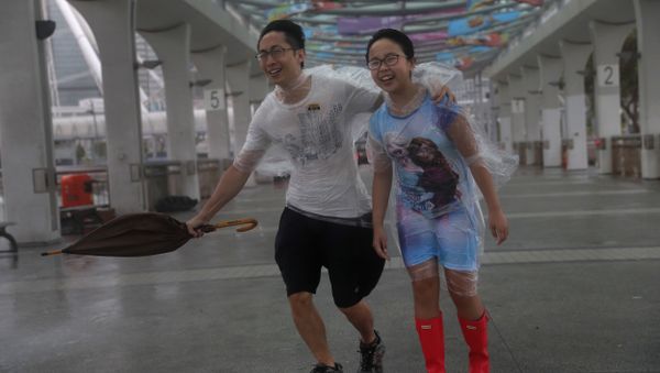 People play in the strong wind from Typhoon Hato on the waterfront of Victoria Habour in Hong Kong, Wednesday, Aug. 23, 2017. - Sputnik International